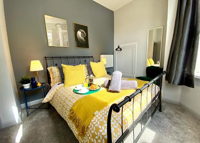 Trendy Stylish ! - 5 Minute Walk To The Best Beach! - Great Location - Parking - Fast Wifi - Smart Tv - Newly Decorated - Sleeps Up To 6! Close To Bournemouth & Poole Town Centre & Sandbanks