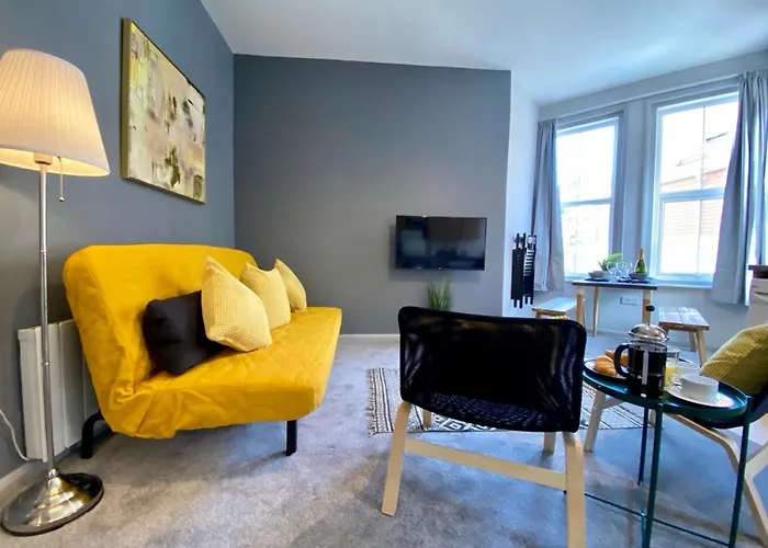 Trendy Stylish ! - 5 Minute Walk To The Best Beach! - Great Location - Parking - Fast Wifi - Smart Tv - Newly Decorated - Sleeps Up To 6! Close To Bournemouth & Poole Town Centre & Sandbanks