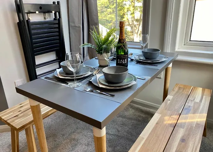 Trendy Stylish ! - 5 Minute Walk To The Best Beach! - Great Location - Parking - Fast Wifi - Smart Tv - Newly Decorated - Sleeps Up To 6! Close To Bournemouth & Poole Town Centre & Sandbanks