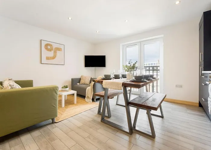 Coastal Charm Townhouse: Renovated 3-Bedroom with Parking