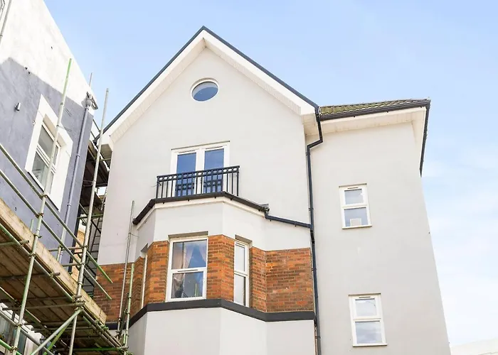 Coastal Charm Townhouse: Renovated 3-Bedroom with Parking