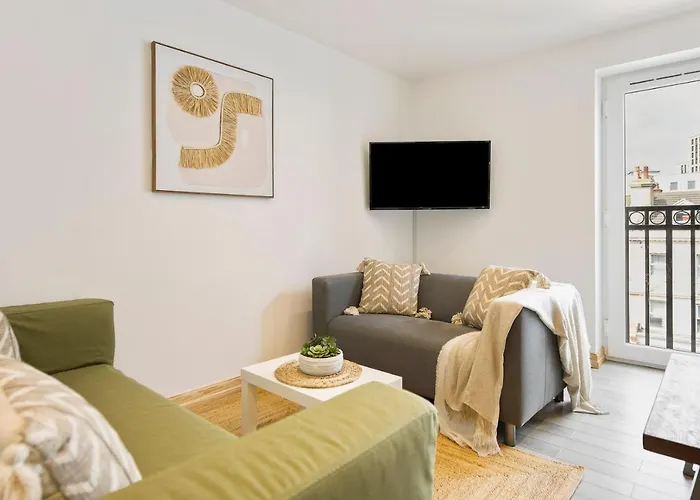 Coastal Charm Townhouse: Renovated 3-Bedroom with Parking