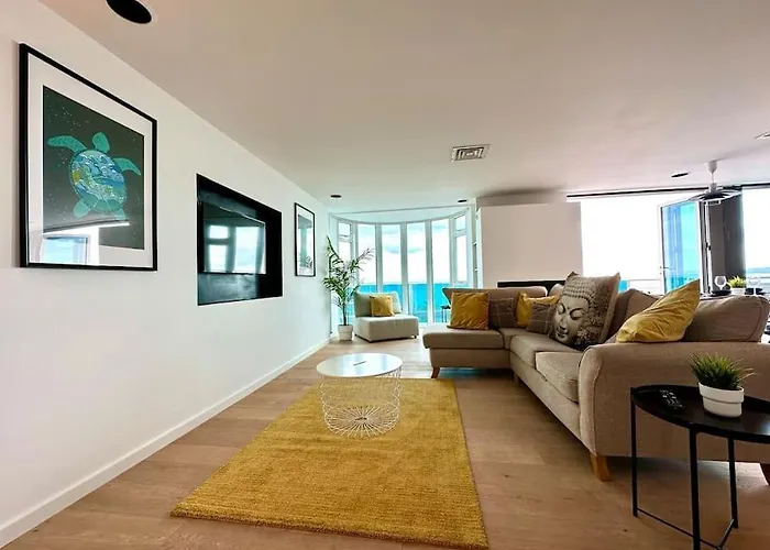 Stunning Panoramic Sea View Beach Location - Sleeps Up To 4 People - Free Parking - The Best Beach! - Great Location - Fast Wifi - Smart Tv - Sleeps Up To 4! Close To Bournemouth & Poole Town Centre & Sandbanks